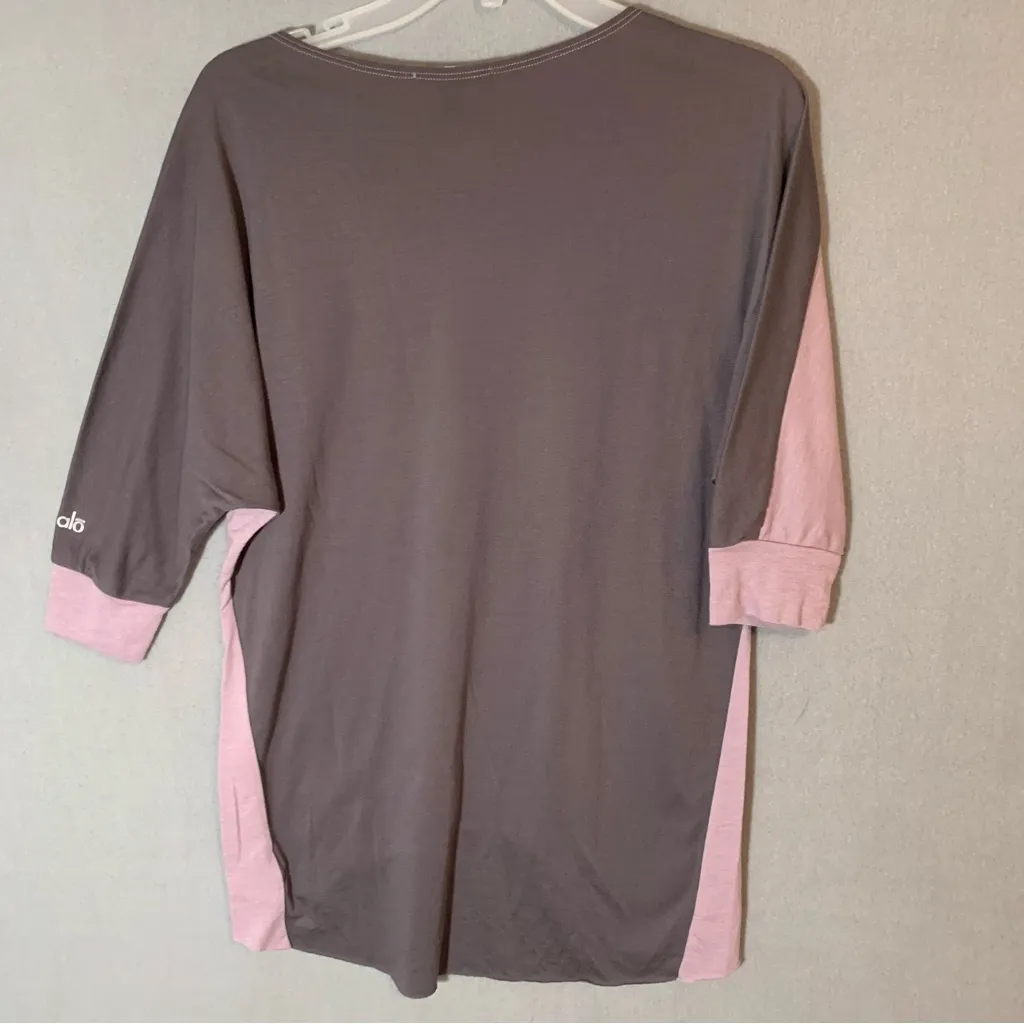 ALO Yoga Pink and Gray Short Sleeve Top Ladies Size Medium - Image 3