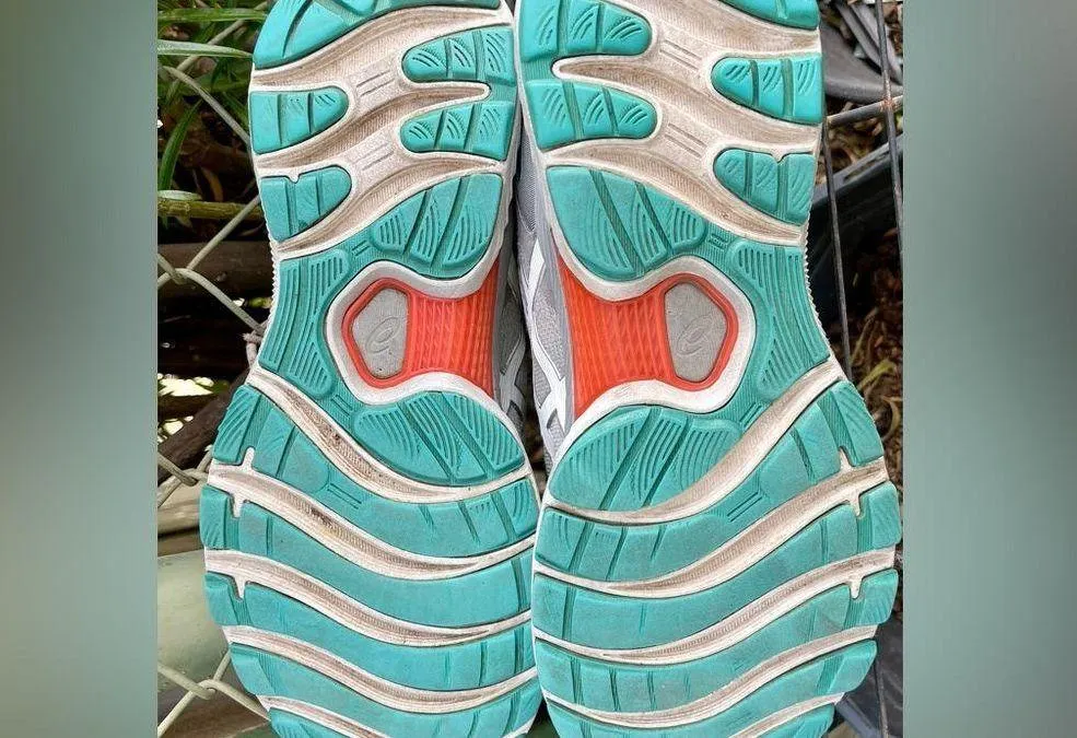 Asics Gel Nimbus 22 Running Shoes Women's Size 9 Gray - Image 8