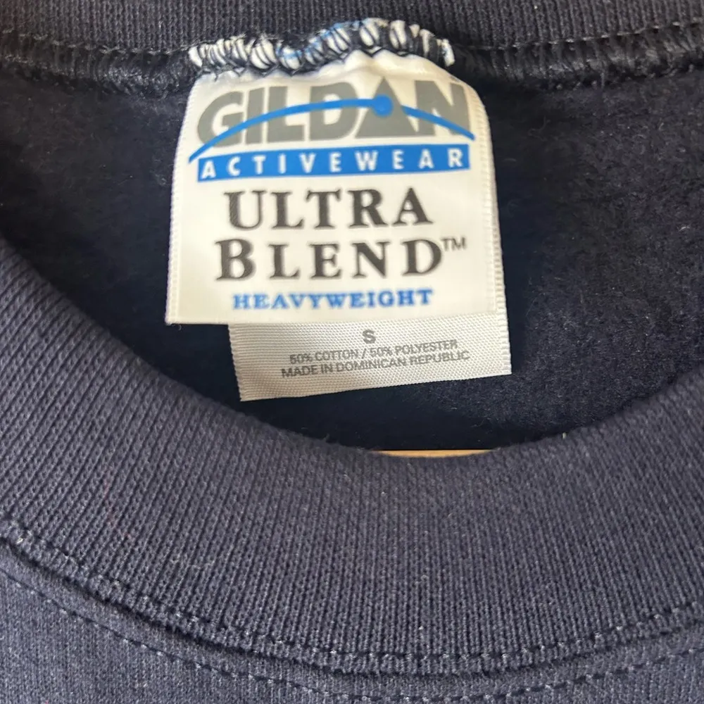 NWOT VNT 90s Embroidered  'Denver' on Gildan Navy Blue Sweatshirt: Size SMALL - Image 2