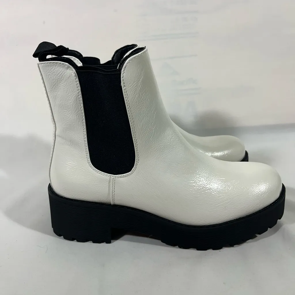 Dirty Laundry Chunky Lugged Chelsea Boots Faux Patent Leather 8 White/Black NEW - Image 3