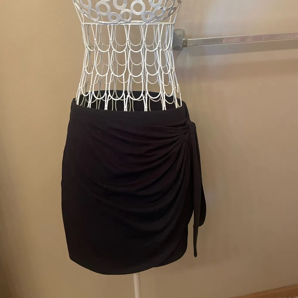 Forever 21 black wrapped mini skirt size medium - Image 4