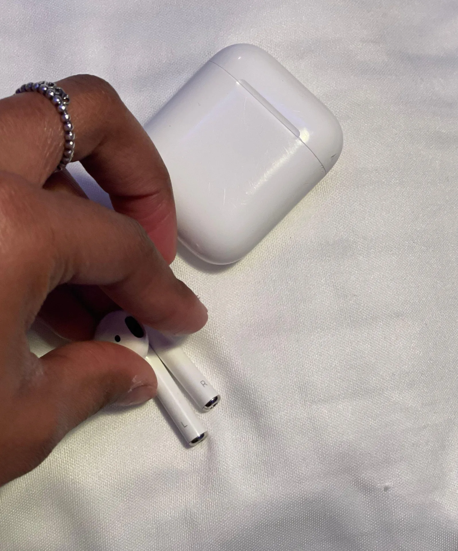 Apple AirPods With Charging Case - Image 8