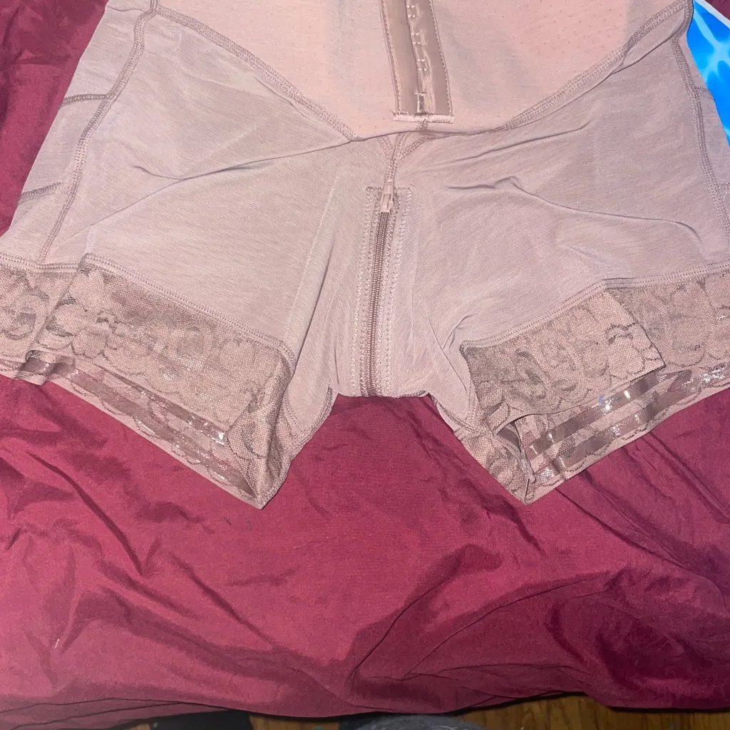 Shapellx shapewear Bare Essential AirSlim® Core
Sculpt Mid Thigh Shaper Short Size M - Image 8