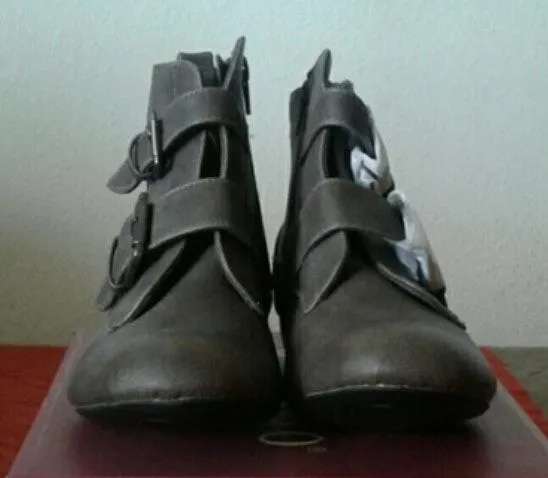 NEW WITH BOX Odell Buckle Ankle Boot Gray Size 8 - Image 2