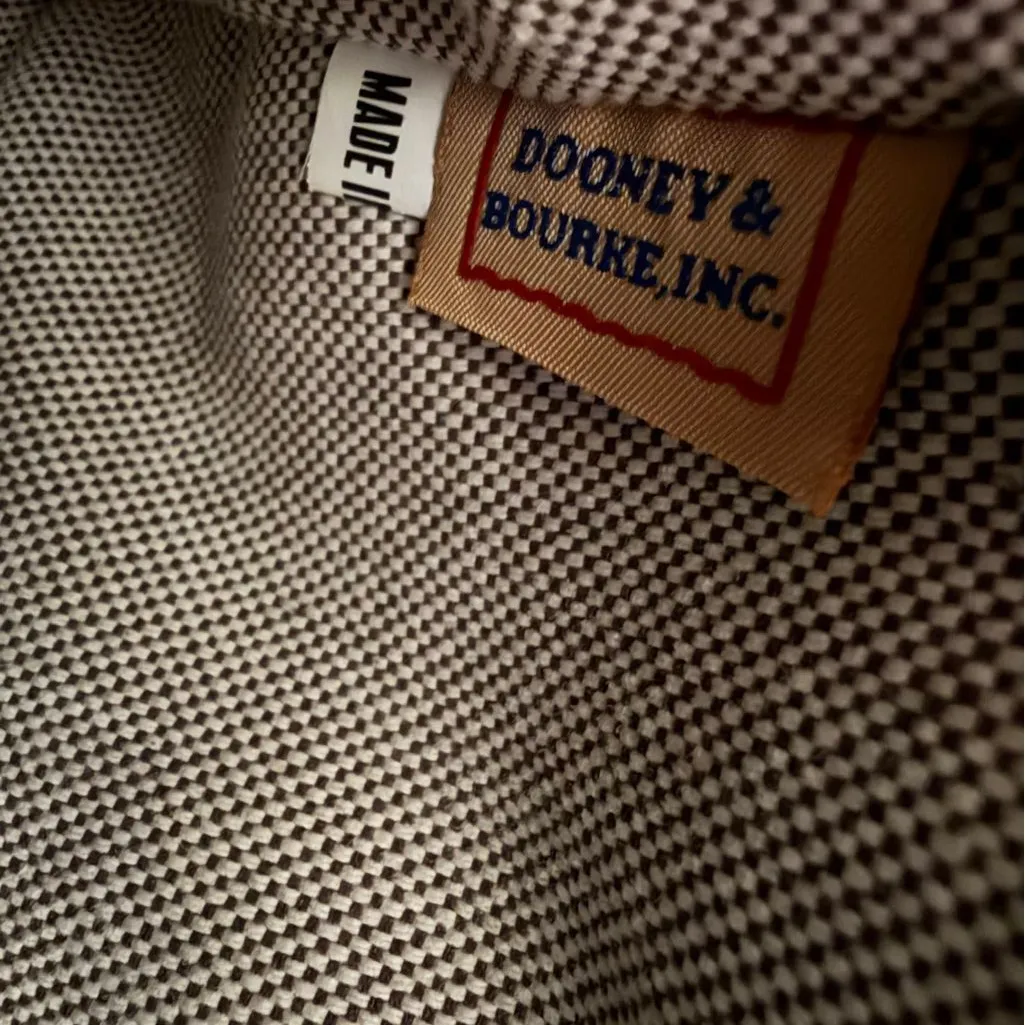 Dooney and Bourke monogram can is trimmed in leather bag - Image 15