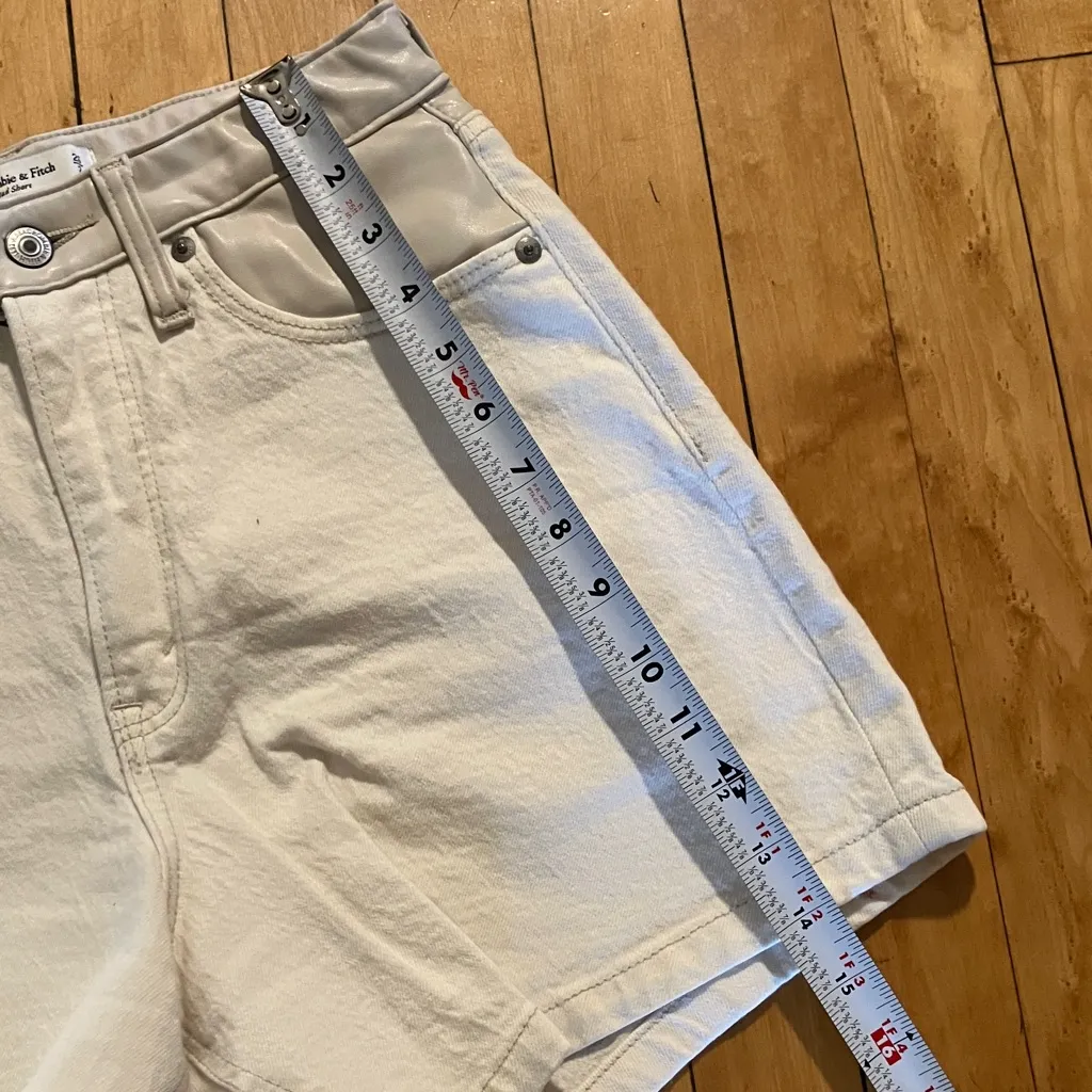 Abercrombie & Fitch Ivory Cream Dad Short High Rise - Image 7