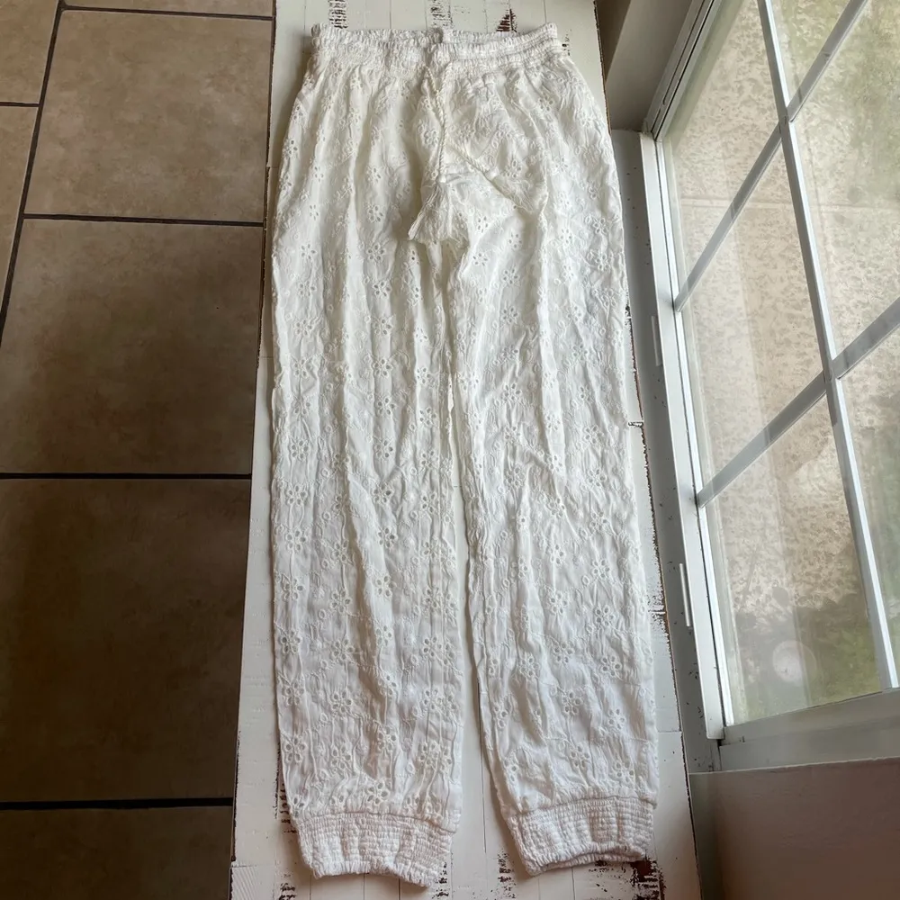 Surf gypsy eyelet lace jogger style white pants - Image 2