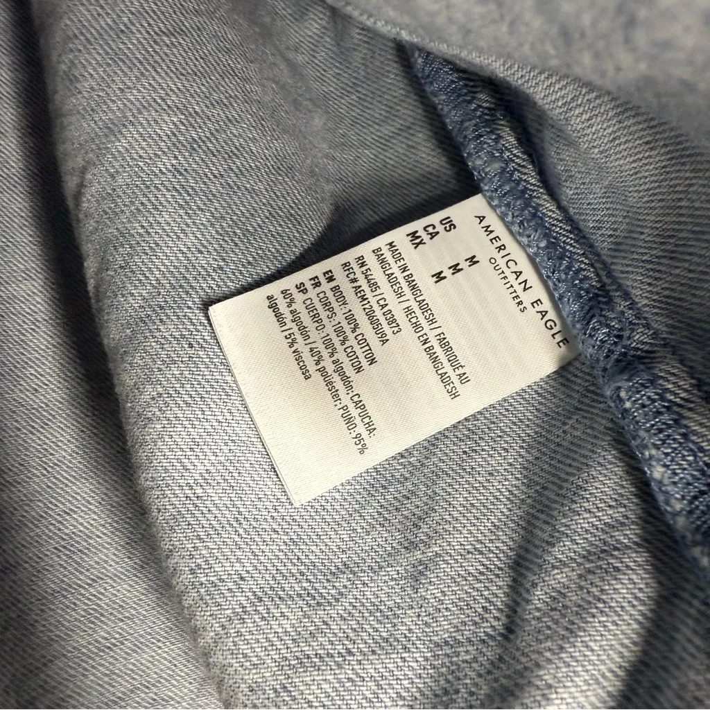 American Eagle Women’s Crop Denim Hoodie Jacket Size Medium - Image 5