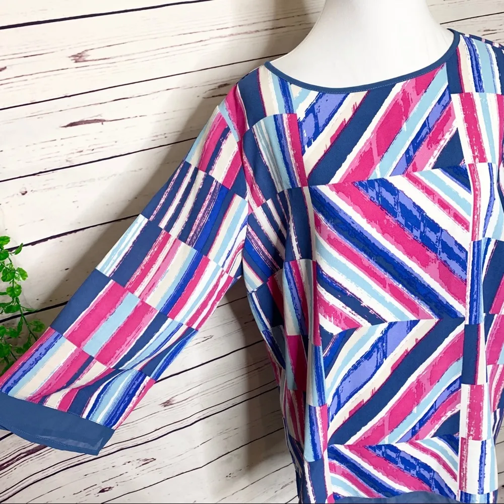 Bob Mackie Pink Blue & White Abstract Stripe Blouse w/ Chiffon Trim Size Medium - Image 3