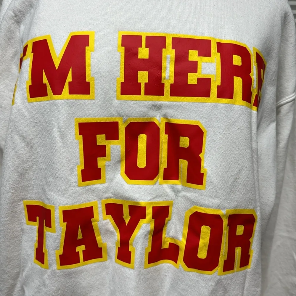 Gildan White I’m Here For Taylor Chiefs 87 with Taylor Swift Patches Sweatshirt - Image 2