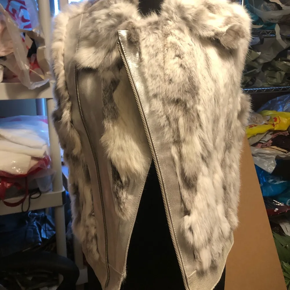 Cache Metallic Leather Fur Vest Diagonal Zipper Lined $278 NWT New Gray White - Image 6