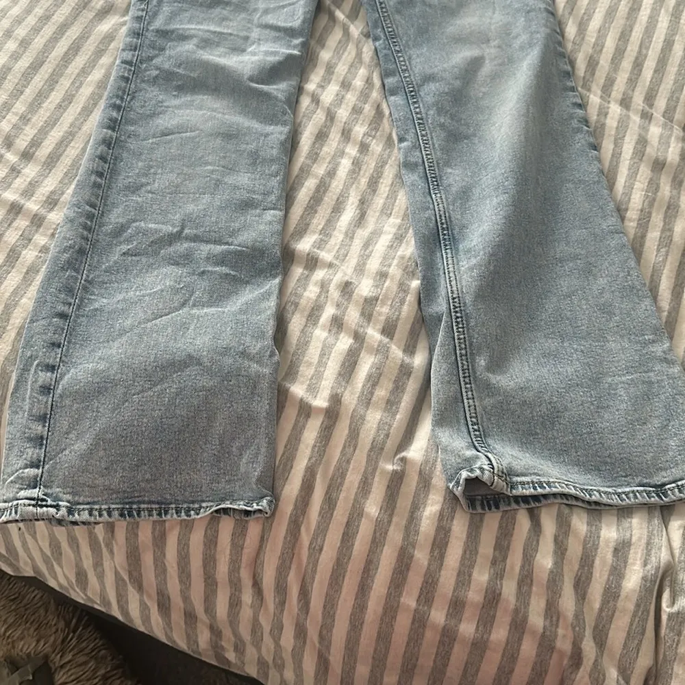 Low rise jeans with light wash - Image 3