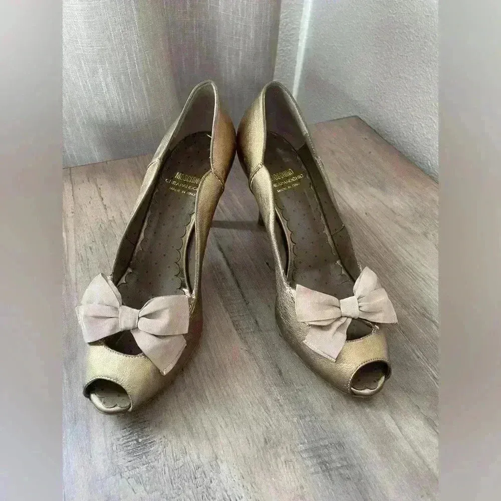 Moschino‎ Women’s Vintage Gold Pumps With Bows Shoes Size 7.5 - Image 3