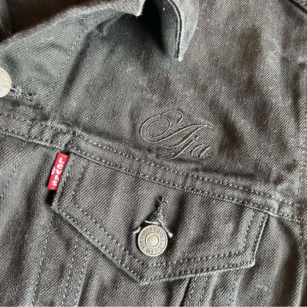 Levi’s Imagine Dragons Black Denim Womens Small Embroidered Jean Jacket
. - Image 10