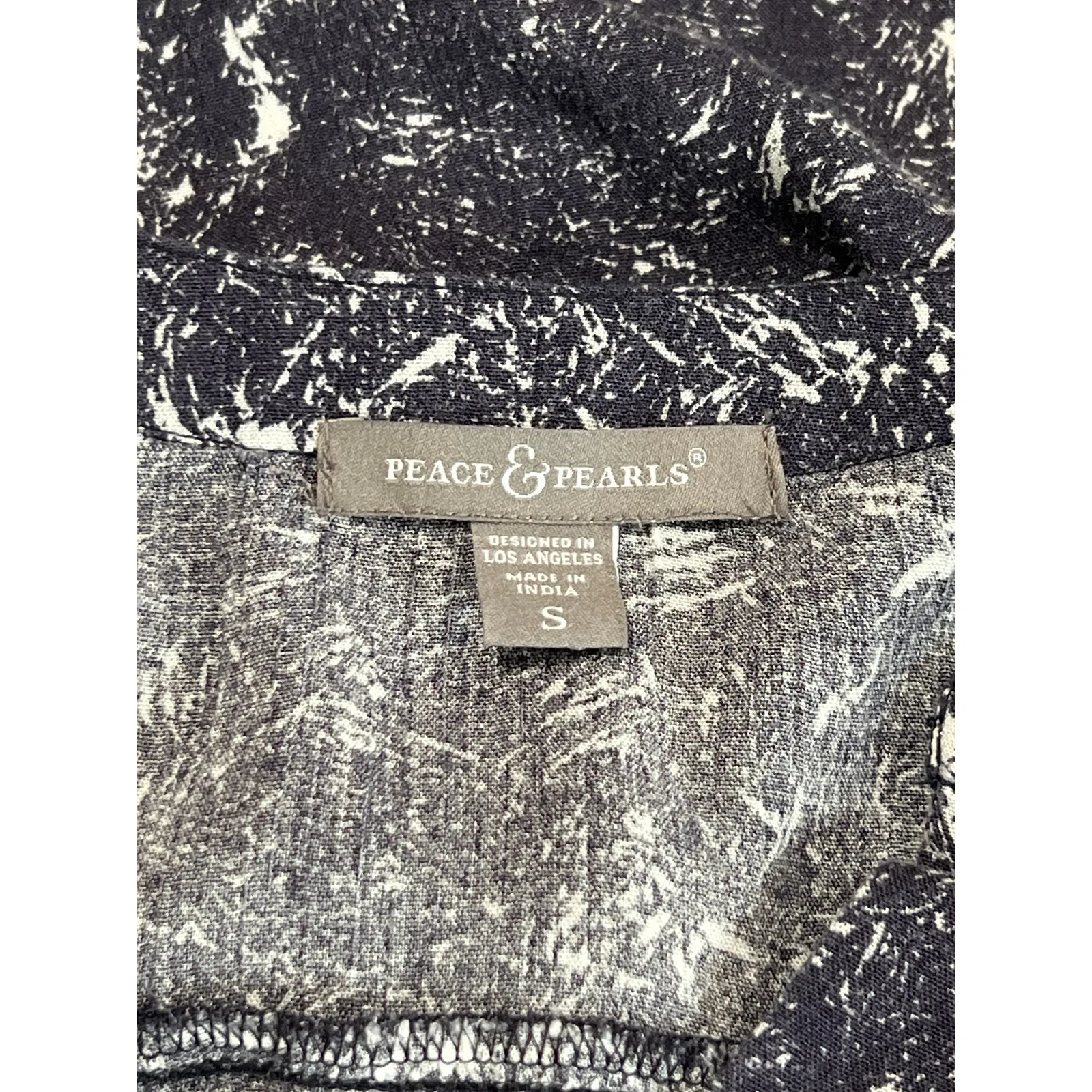 Peace & Pearls Tab Sleeve Blouse Women's Size S Gray and White Graphic Boho - Image 4