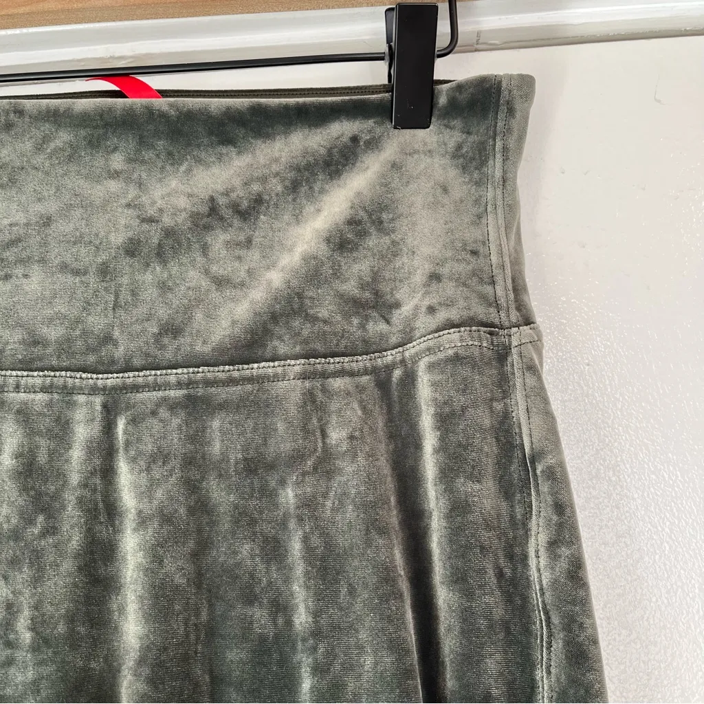 SPANX Olive green velvet Women's Leggings shapewear women’s medium velour - Image 3