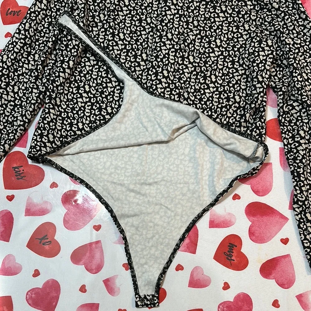 Banana Republic Henley Bodysuit Black and White animal Pattern Long Sleeve XL - Image 4
