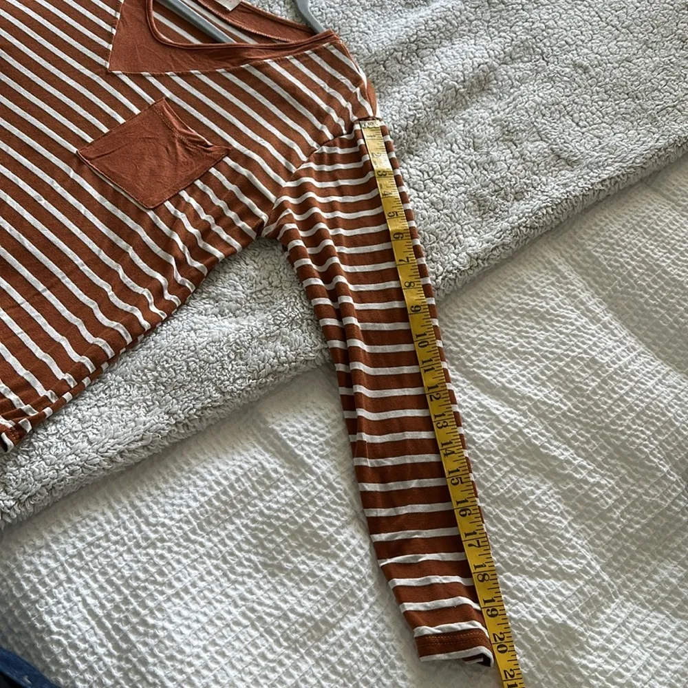 Hailey & Co Women's M Long Sleeve Pocket Tee Shirt Rust Brown Stripe Vneck Top - Image 10