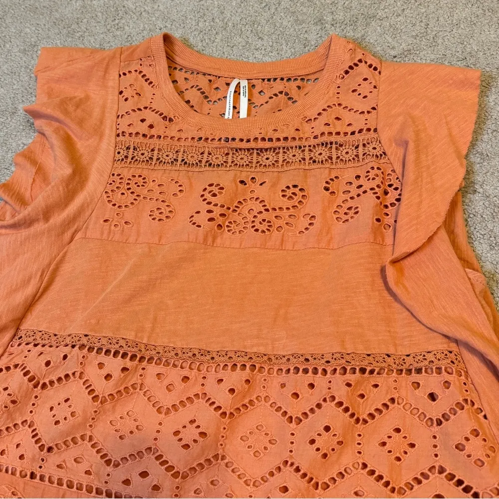 Anthropologie Sustainable Lace Eyelet Tank Size Large Coral Flutter Sleeve Top - Image 4