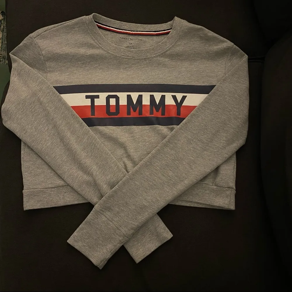 UO Tommy hilfiger crewneck sweatshirt - Image 4