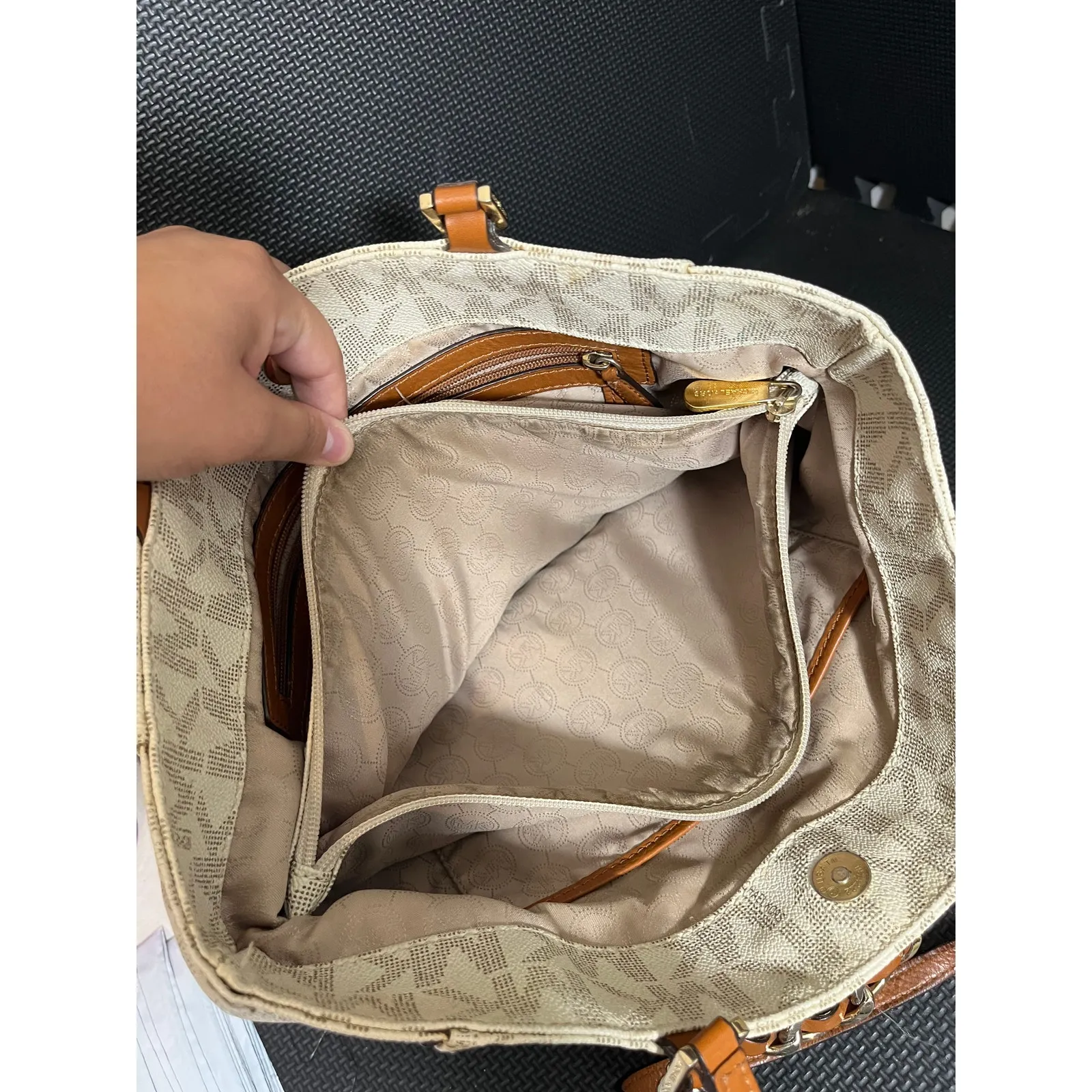 MICHAEL KORS HARPER VANILLA‎ WHITE PVC CHAIN TOTE HAND BAG PURSE Gold Trim Nice - Image 6