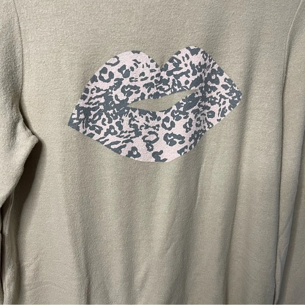 Wildfox Leopard Print Lips kiss pullover Sweatshirt beige XS NWT - Image 3