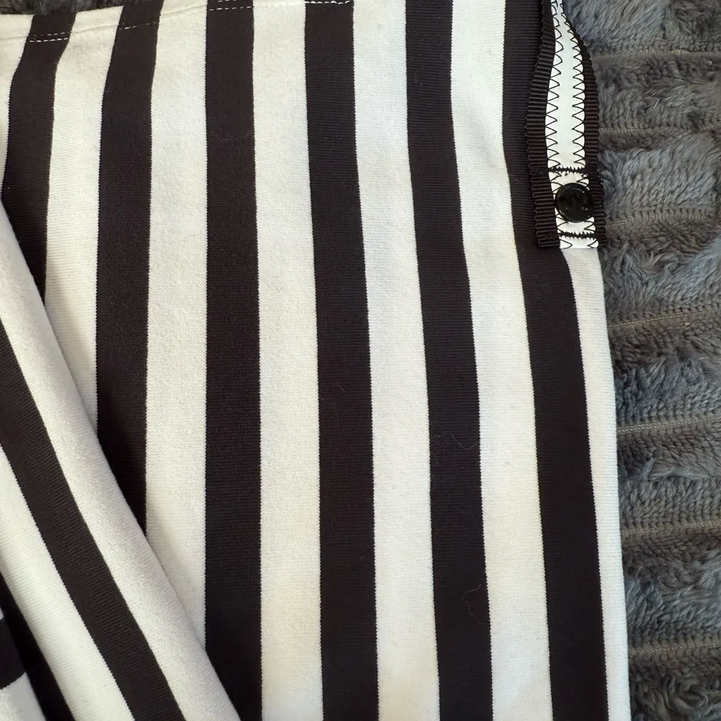 Lululemon Infinity Scarf Wrap Striped Black and White Perfect Condition - Image 3