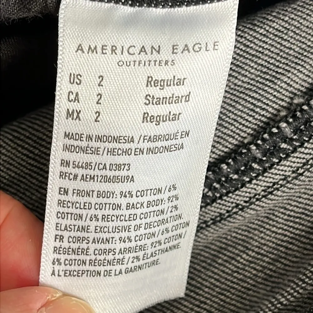 American Eagle Outfitters Strigid Mom Jean black Denim Jeans, size 2 - Image 9