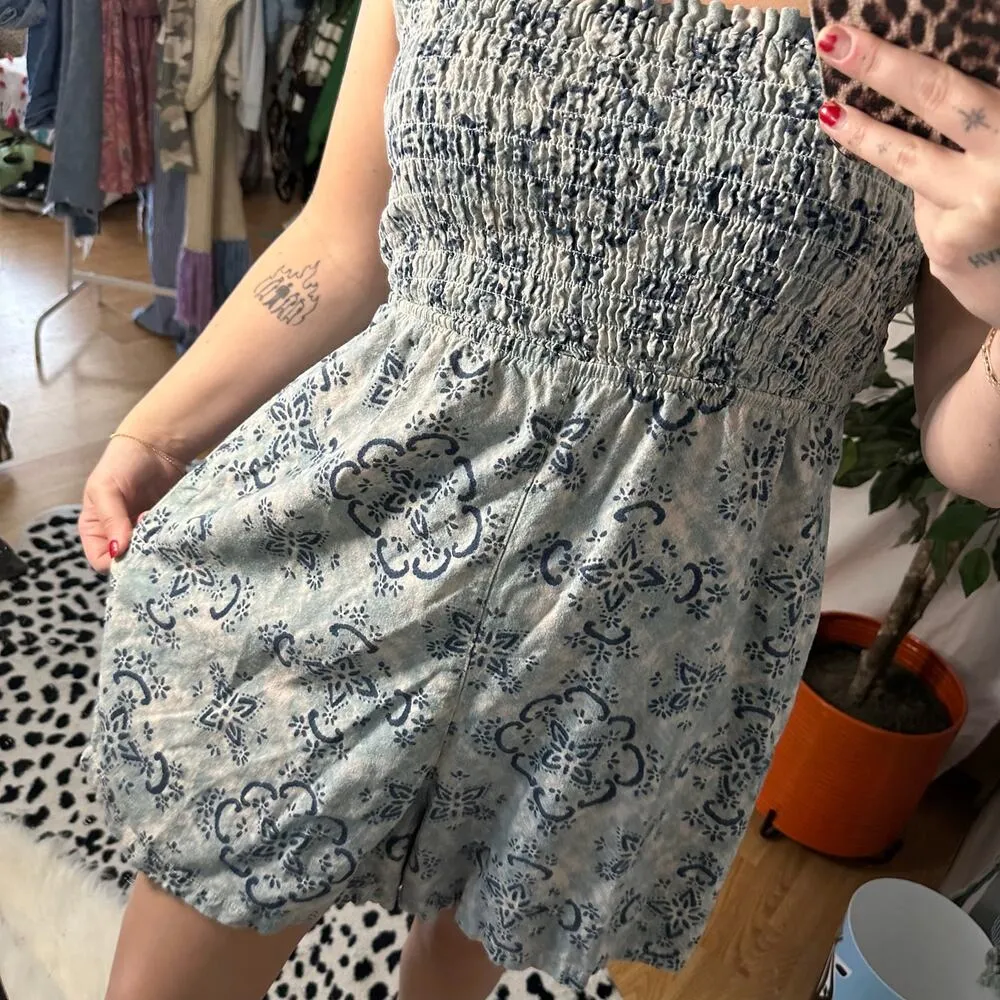 Pilcro Floral Smocked Romper Blue White Size Medium - Image 4