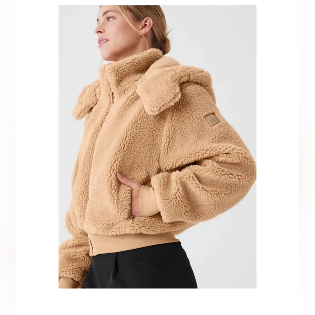 ALO Yoga Foxy Sherpa Jacket in Camel Beige - Image 2