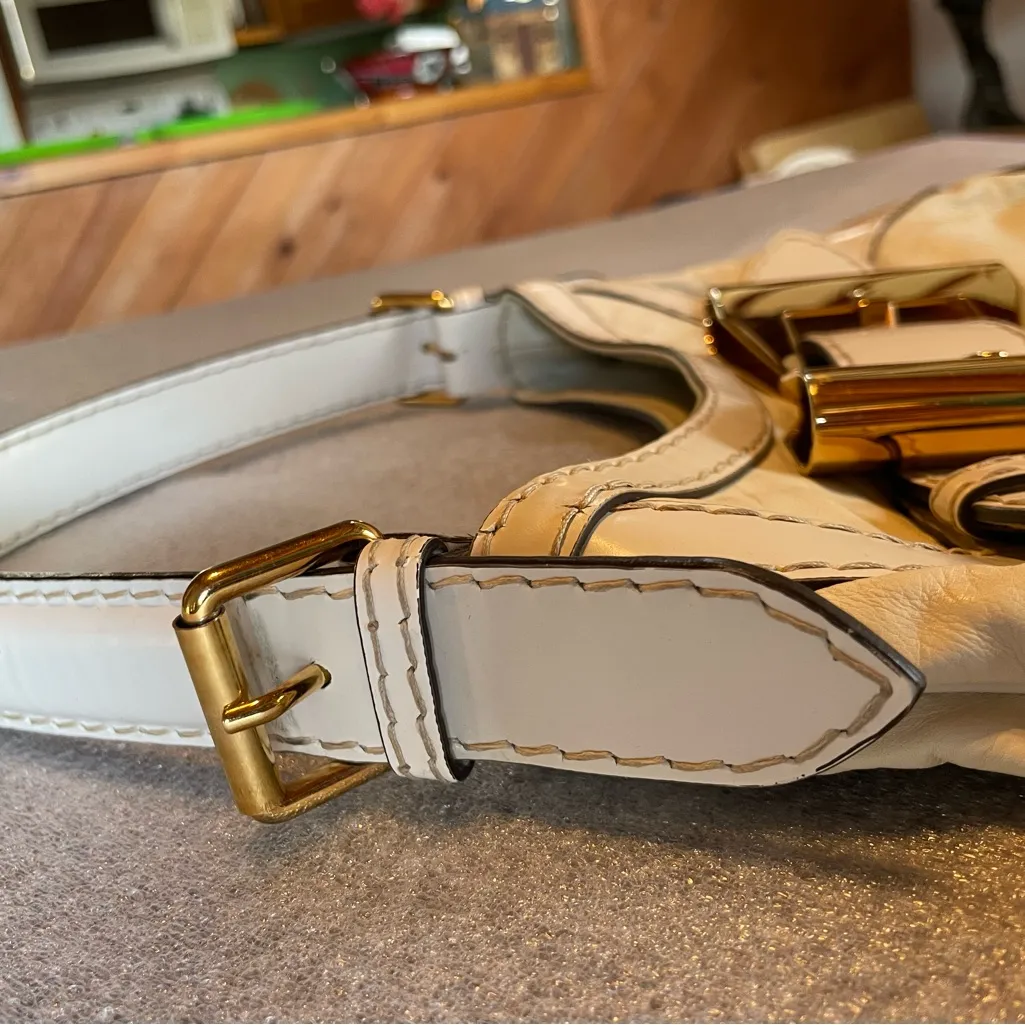 Gucci Cream Leather Shoulder Bag with Gold Accent - Image 4