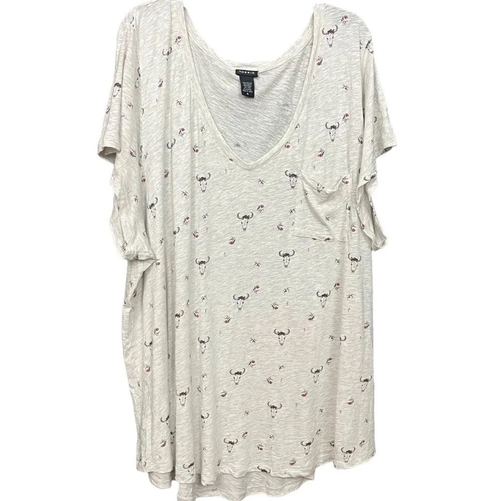 Torrid Lightweight Gray Cow Skull Floral Pocket Tee Plus Size 6 - Image 3
