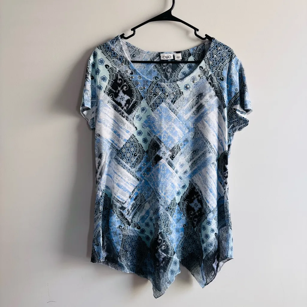 CATO Size Large patchwork pattern short-sleeve top with an asymmetrical hem - Image 2