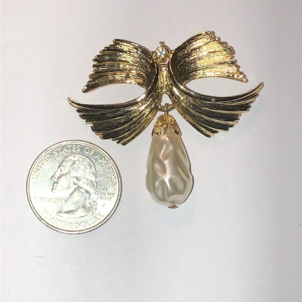 Vintage Gold Tone Off White Baroque Faux Pearl Brooch Shoulder Pin - Image 3