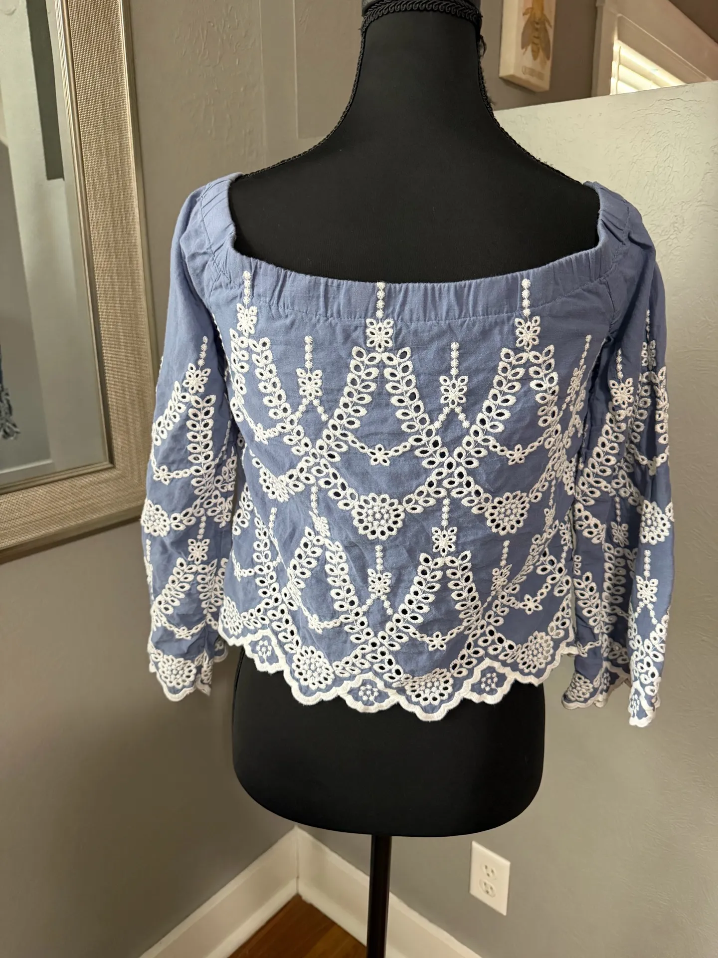 NWOT Kendall + Kylie eyelet crochet detail off-the-shoulder boho peasant crop top small - Image 6