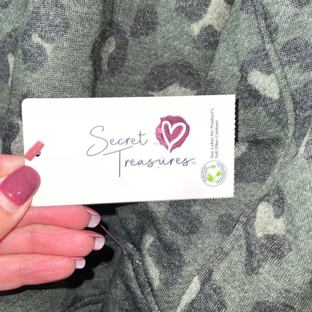 Secret Treasures Cheetah Print Crewneck Sweatshirt. Size Small Green NWT - Image 6