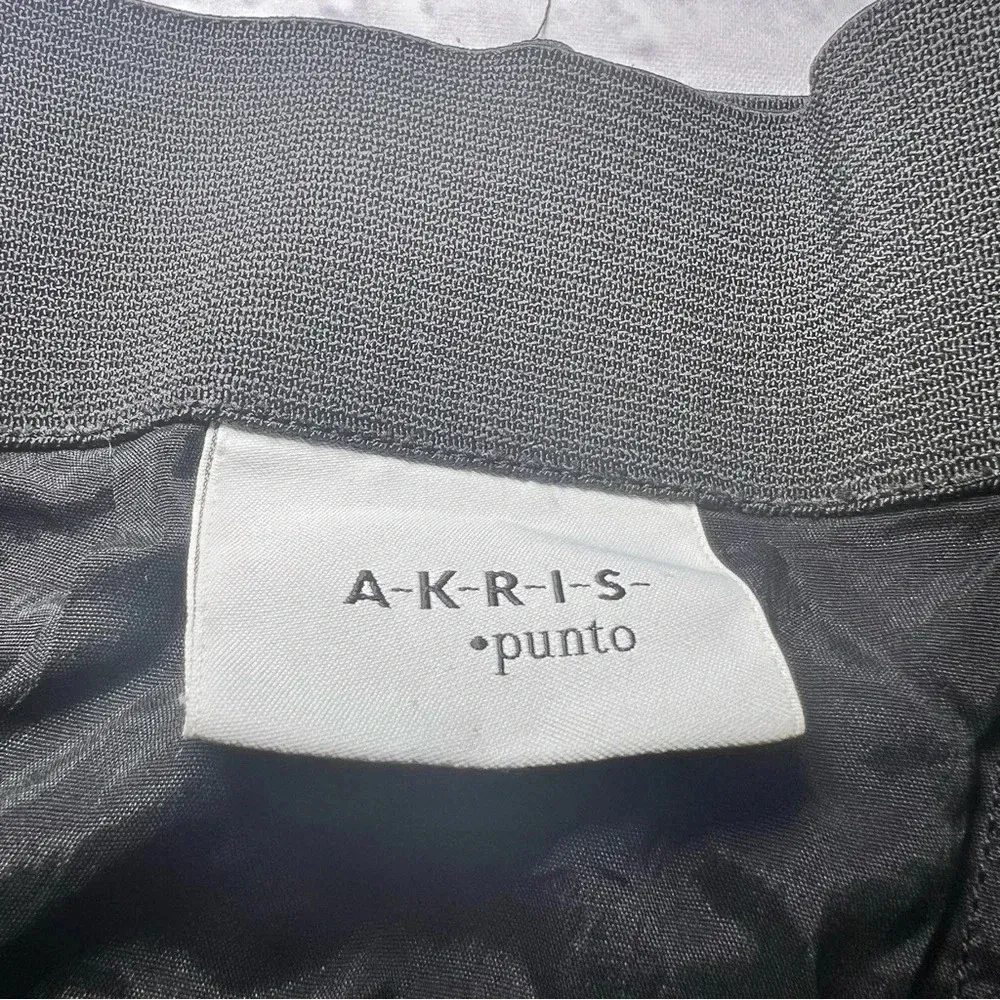 Akris Punto skirt. Solid‎ black color. Skirt is lined. Size 10. - Image 2
