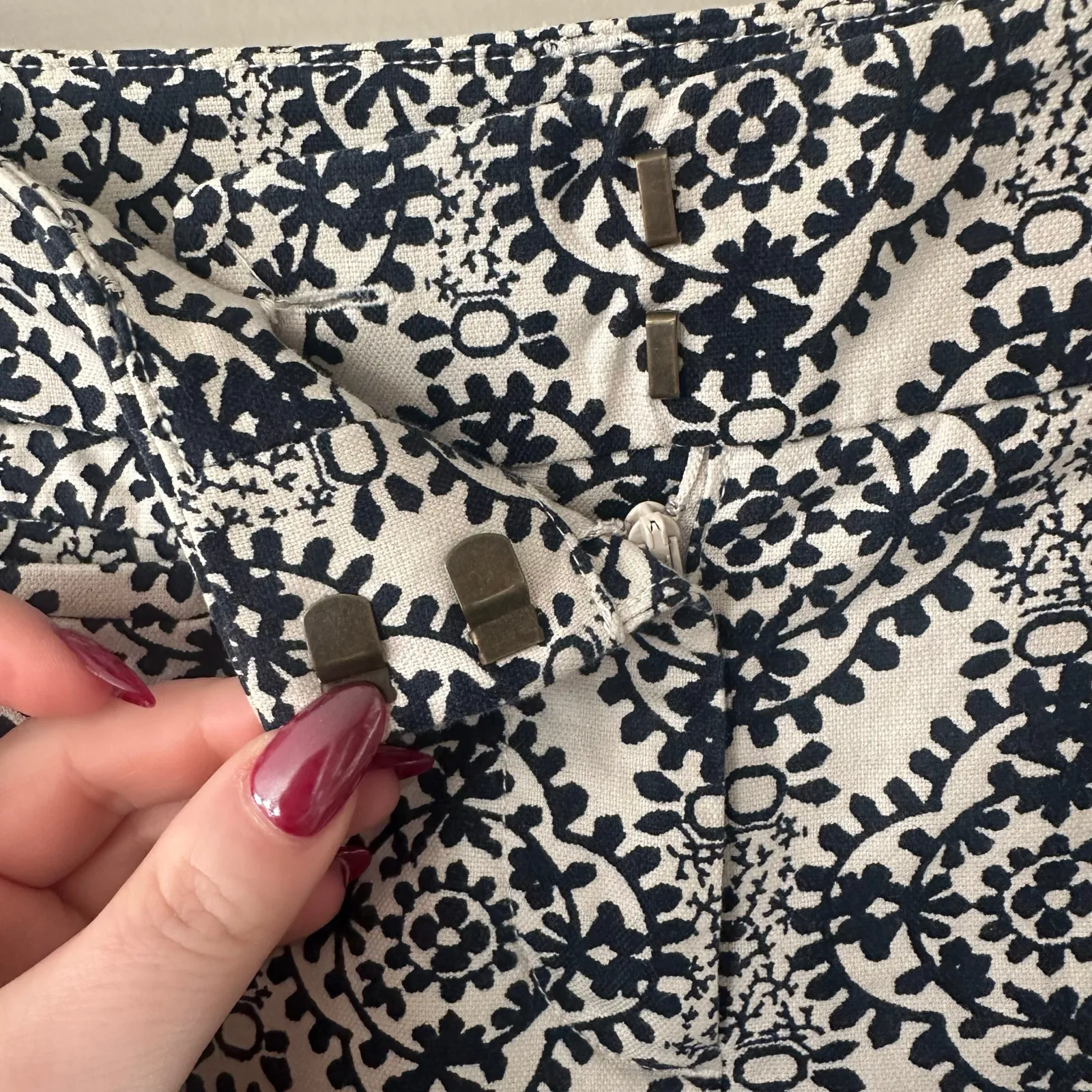 LOFT Floral Pattern Julie Capris Size 0P - Image 5