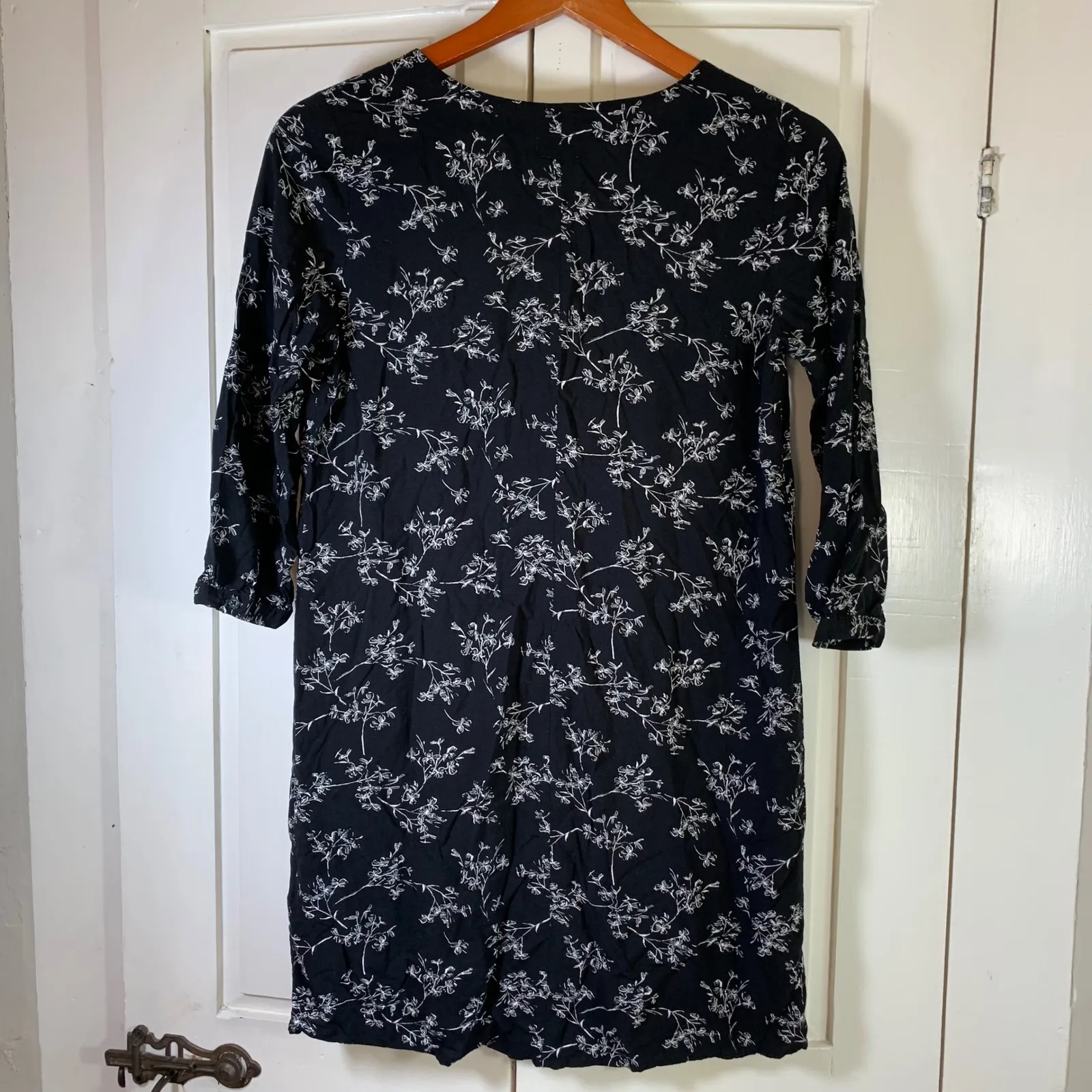 Old Navy Black Floral V-Neck‎ Shift Dress XS Long Sleeve Rayon Boho Minimalist - Image 2