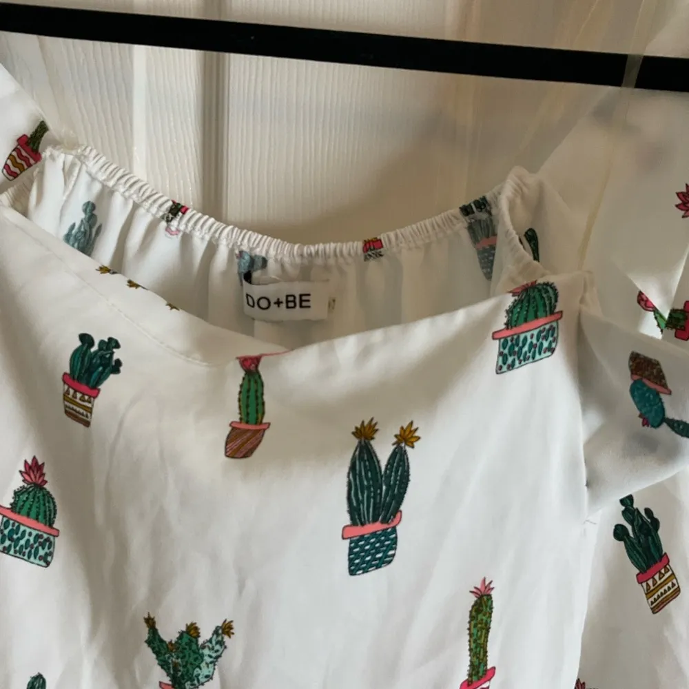 DO+BE Women's Off-Shoulder Cactus Print Top size medium - Image 5