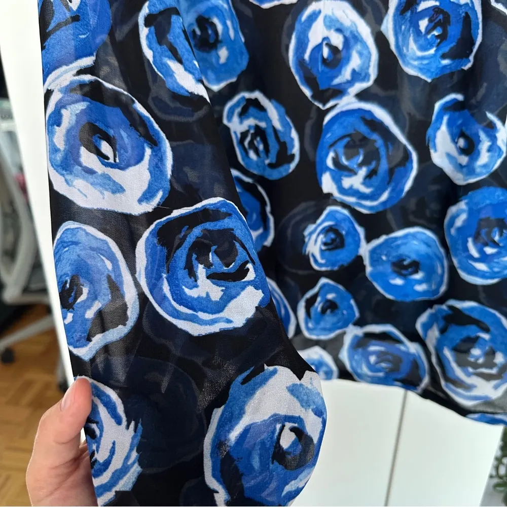 Old Navy  Blue and Black Floral Blouse - Image 3