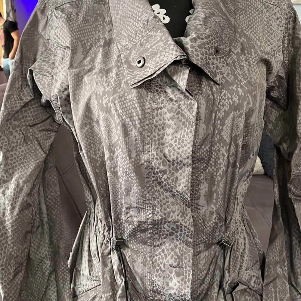 SIMPLY VERA VERA WANG Gray Animal Print Light Trench Coat Size XS - Image 2