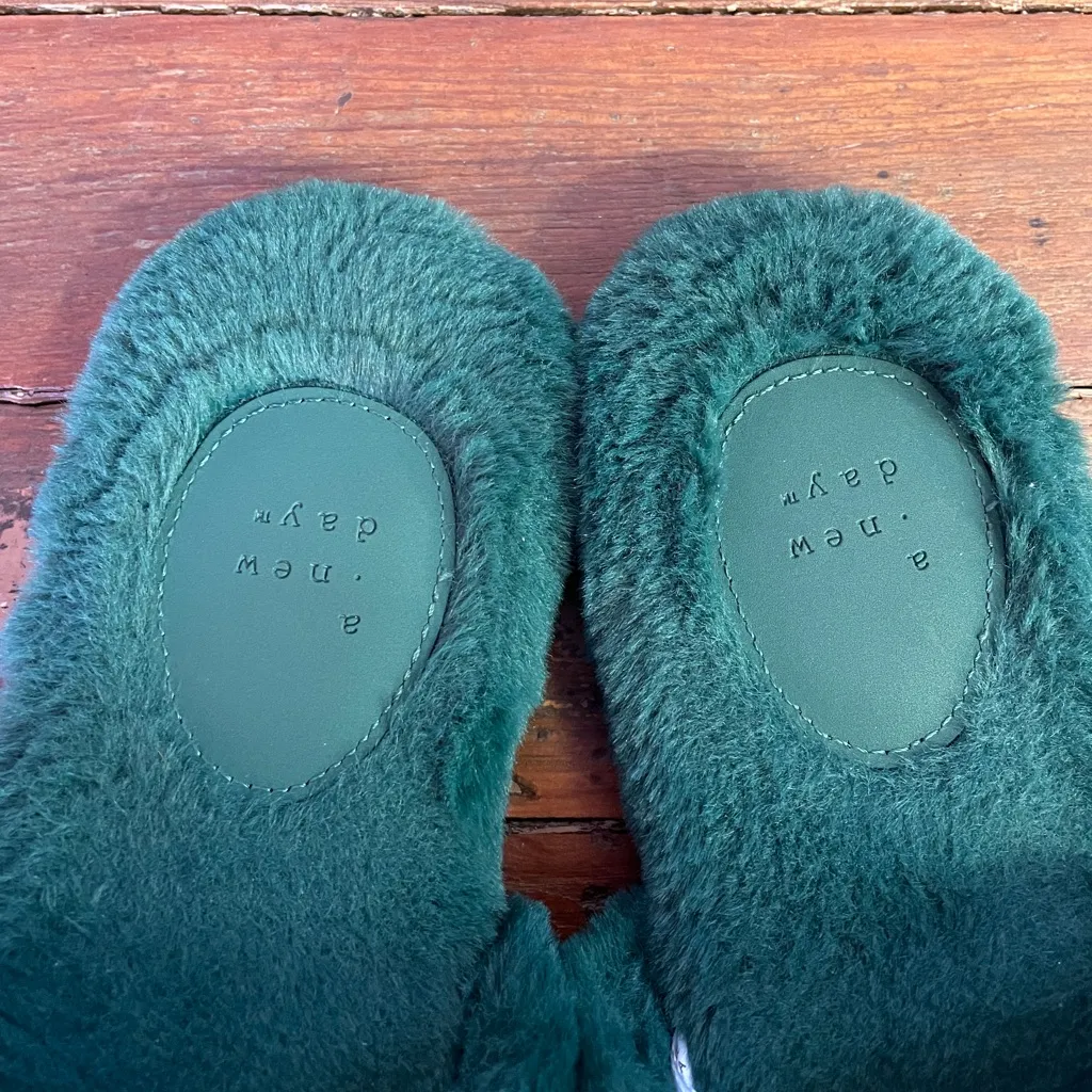 Emerald Green Faux Fur Slippers Indoor/Outdoor Cozy Slides - Sz 8 💚🎀 - Image 3