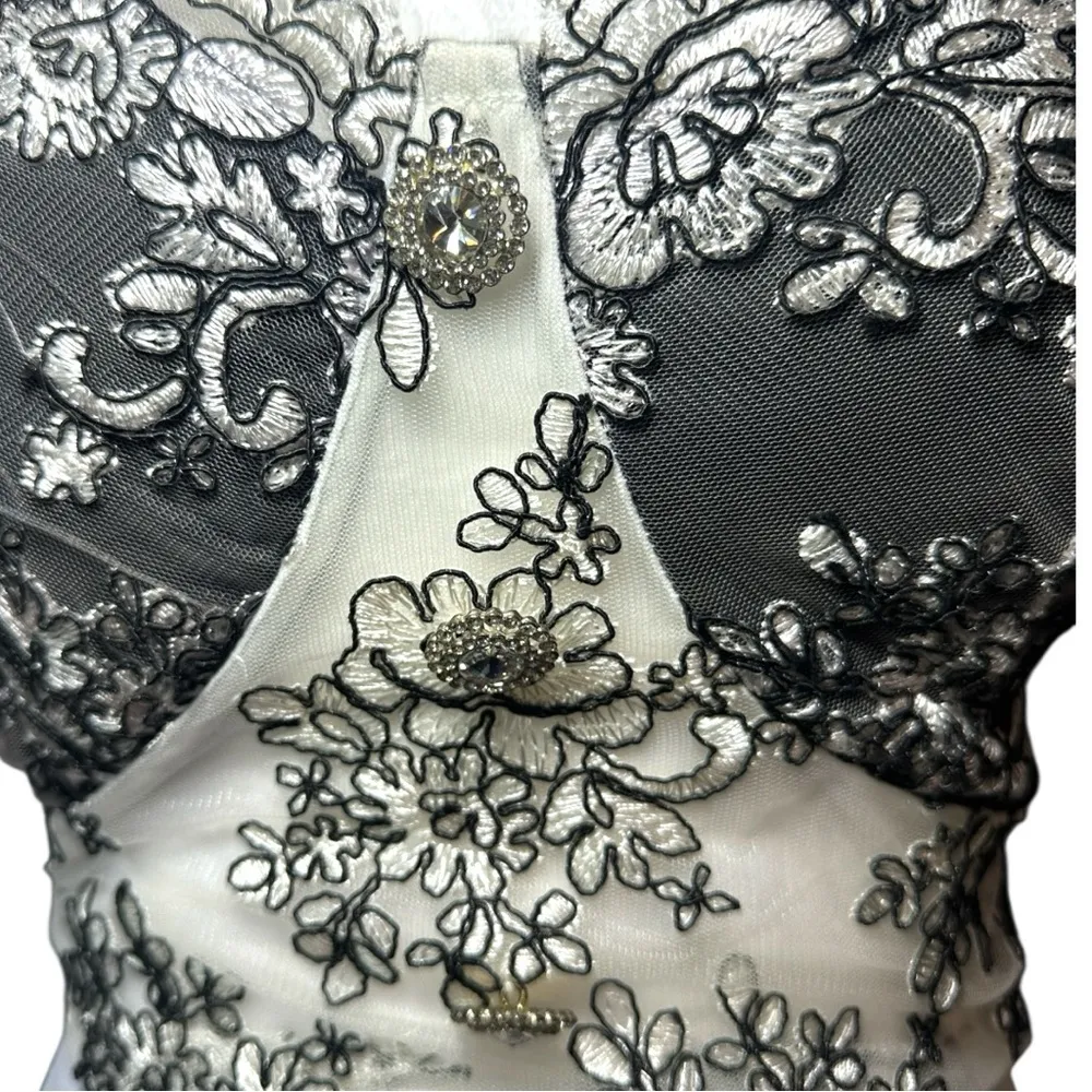 Elegant Floral Lace Blouse in Black and white - Image 4