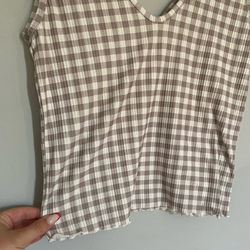 Light Brown and White Gingham Sleeveless Crop Top - Image 3