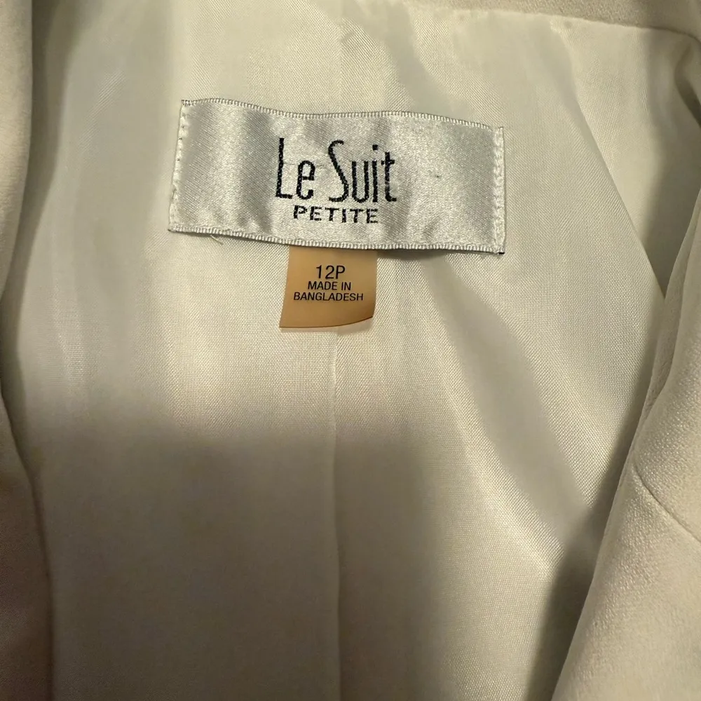 Le Suit  Chic White Blazer with Black Trim - Image 8