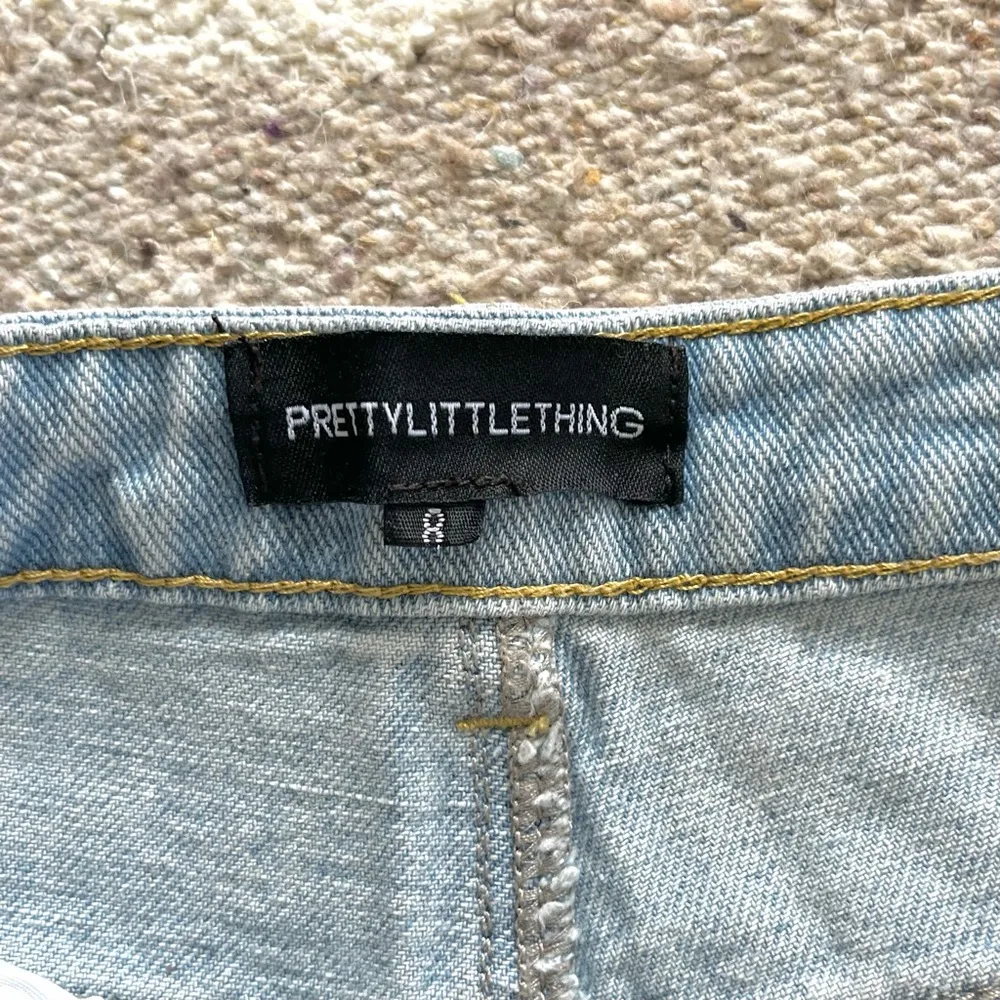 Pretty Little Thing  Kendall Light Wash Super Distressed Mom Jeans - Image 13