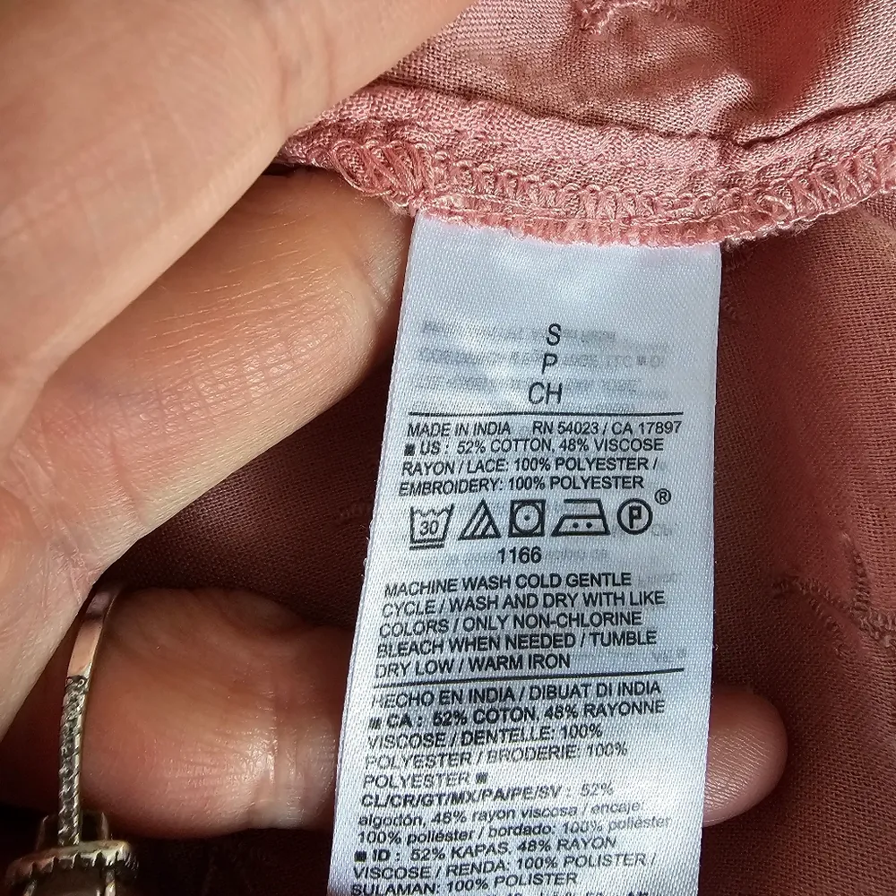 Old Navy Pink Embroidered Lace Trim Button Down Size Small - Image 8