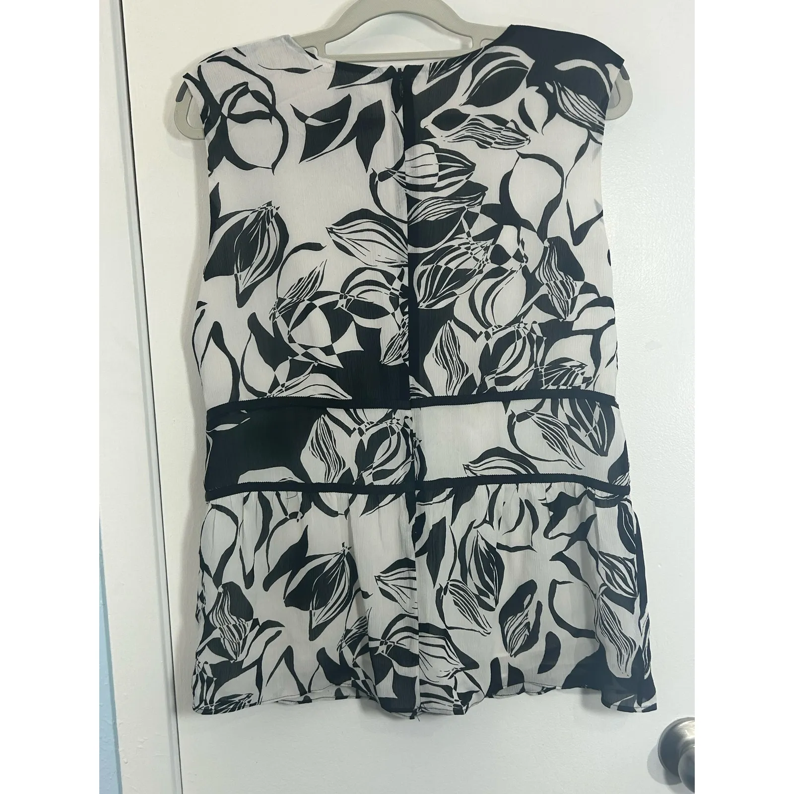 Emma James Blouse 12 Black White Tropical Floral Sleeveless Country Club NWT - Image 4