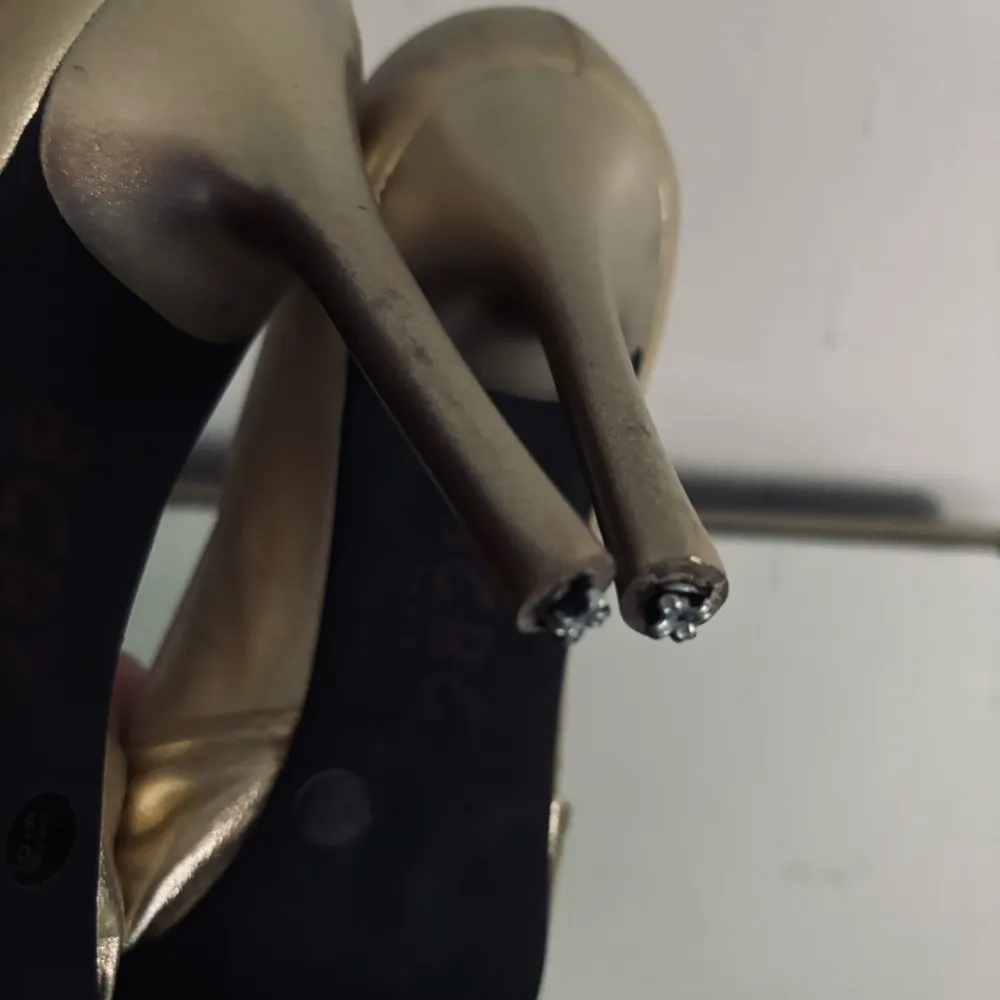 BCBG Gold Women's Metallic Heel Shoes Size 9 - Image 10